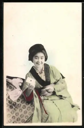 AK Japanische Frau im Kimono mit Karten