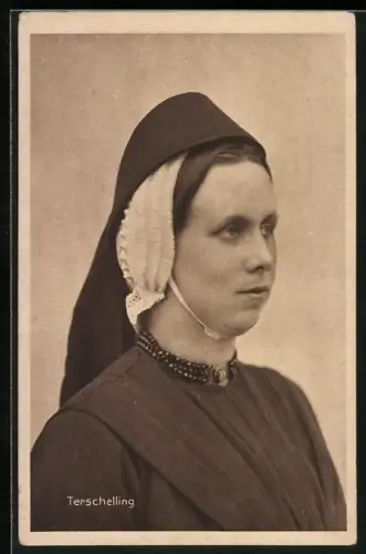 AK Terschelling, Frau in niederländischer Tracht