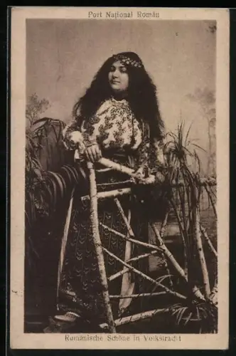 AK Rumänische Schöne in Volkstracht lehnt am Zaun