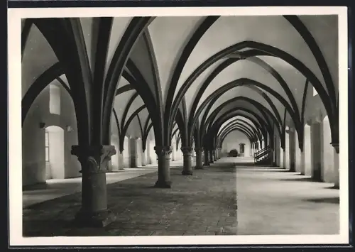 Foto-AK Deutscher Kunstverlag, NR 24: Eberbach / Rheingau, Ehemalige Zisterzienserabtei, Dormitorium der Conventualen