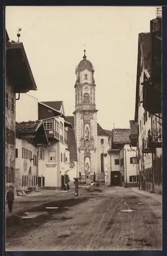 AK Mittenwald a. Isar, Strassenpartie mit Kirche
