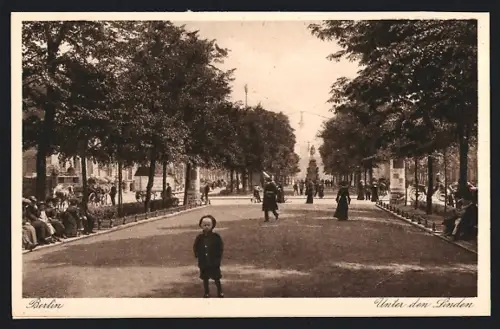 AK Berlin, Unter den Linden, Strassenansicht, Spaziergänger, Bäume