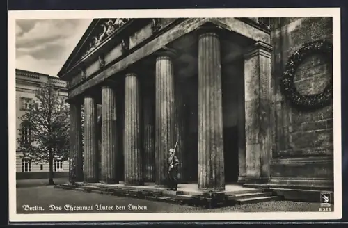 AK Berlin, Ehrenmal Unter den Linden, Säulenhalle, Ehrenwache