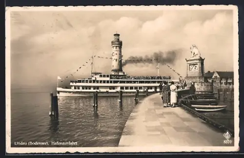 AK Lindau /Bodensee, Hafenausfahrt, Leuchtturm, Löwenstatue, Dampfschiff