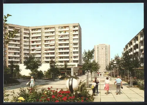 AK Erfurt, Neubaugebiet Erfurt-Nord, Wohnhäuser, Fussgängerzone, Blumenrabatte