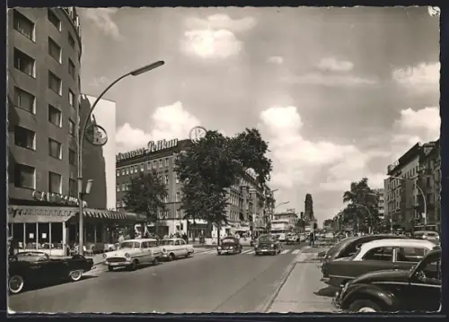 AK Berlin-Charlottenburg, Kurfürstendamm, Strassenansicht mit Hotel Kempinski und Pelikan-Haus