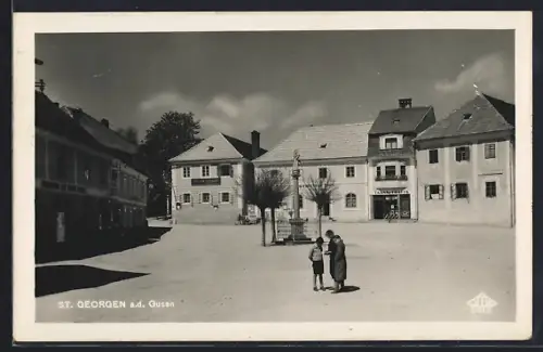 AK St. Georgen a. d. Gusen, Strassenpartie mit Tabakladen und Denkmal