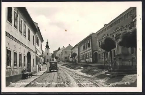 AK St. Oswald bei Freistadt, Strassenpartie mit Kirche und Denkmal
