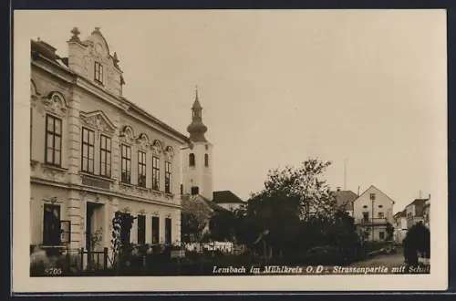 AK Lembach im Mühlkreis, Strassenpartie mit Schule