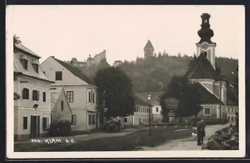 AK Klam /O. Ö., Strassenpartie mit Kirche