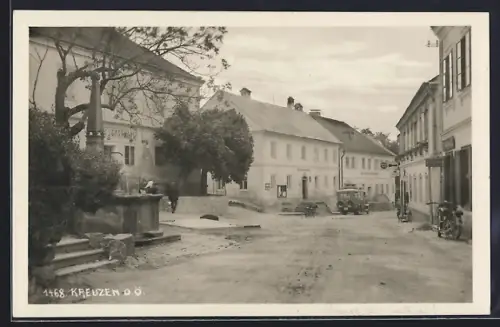 AK Kreuzen /O. Ö., Strassenpartie mit Gasthaus