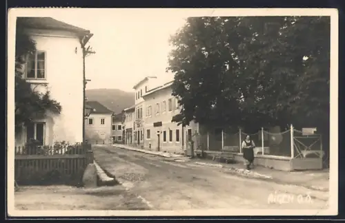 AK Aigen /O. Ö., Strassenpartie mit Anwohnerin