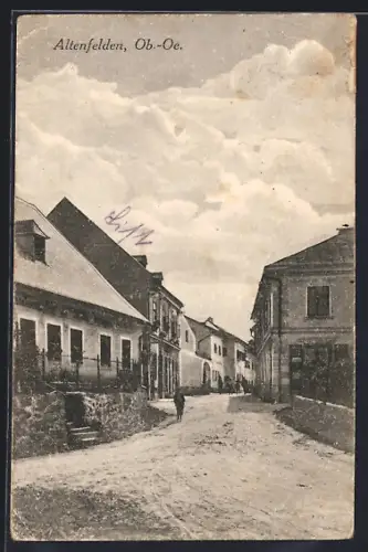 AK Altenfelden /Ob.-Oe., Strassenpartie mit Passanten
