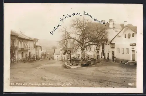 Foto-AK St. Peter am Wimberg, Gasthaus, Hauptplatz, Familie steht am Brunnen
