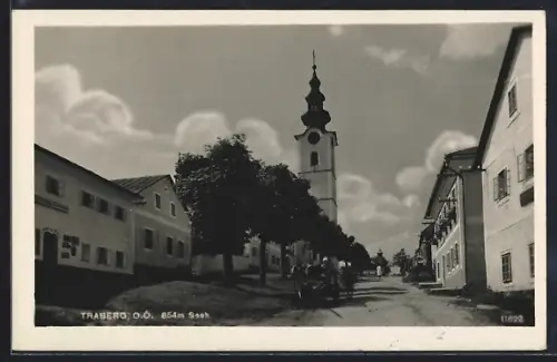 AK Traberg /O. Ö., Strassenpartie mit Kirche