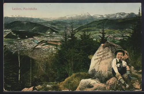 AK Leoben, Blick auf die Moritzhöhe mit Jungen in Tracht