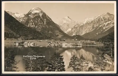 AK Pertisau a. Achensee, Ortschaft mit See und Alpenlandschaft