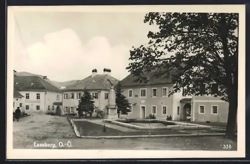 AK Lasberg /O.-Ö., Strassenpartie mit Kriegerdenkmal