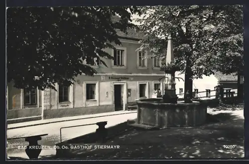 AK Bad Kreuzen /Ob. Oe., Gasthof Stiermayr mit Brunnen