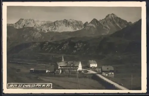 AK St. Christoph a. A., Blick auf den Ort mit Alpenlandschaft