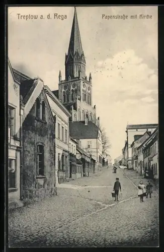AK Treptow a. d. Rega, Papenstrasse mit Kirche