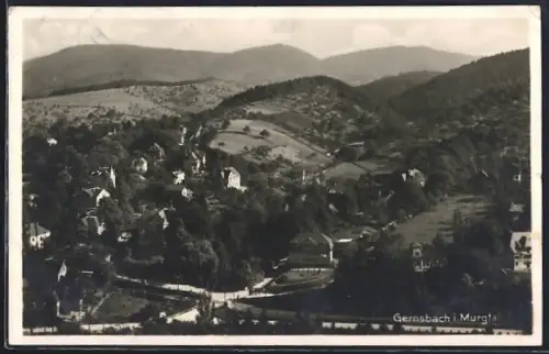 AK Gernsbach i. Murgtal, Blick auf Stadt und umliegende Berge