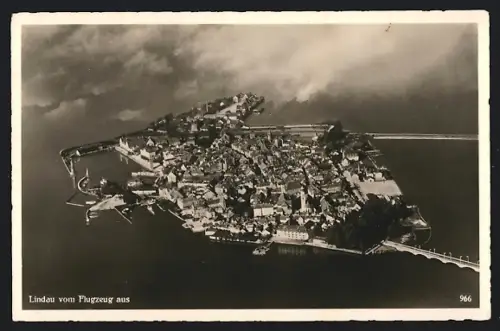 AK Lindau / Bodensee, Ortsansicht vom Flugzeug aus