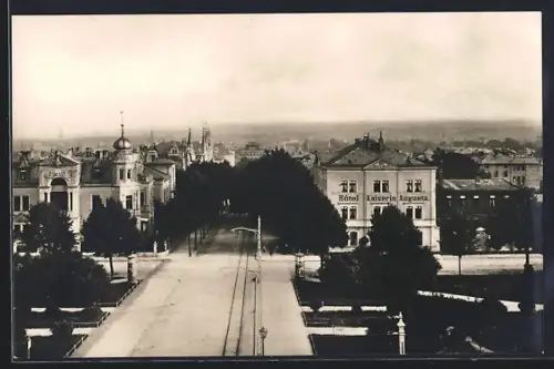 AK Weimar / Thüringen, Blick vom Bahnhof zum Hotel Kaiserin Augusta mit Strassenpartie
