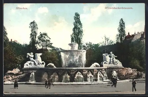 AK München, Passanten am Wittelsbacherbrunnen