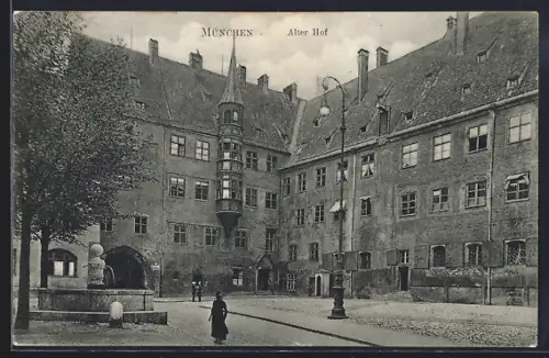 AK München, Alter Hof mit Brunnen