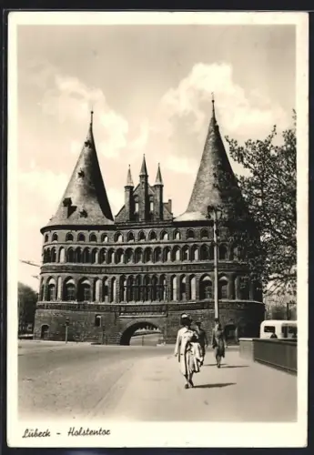 AK Lübeck, Holstentor mit Strassenpartie