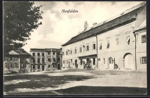 AK Neufelden, Platzpartie mit Geschäftshaus und Brunnendenkmal