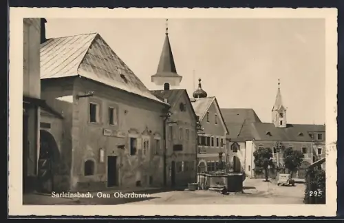 AK Sarleinsbach /Gau Oberdonau, Strassenpartie mit Geschäften und Brunnen