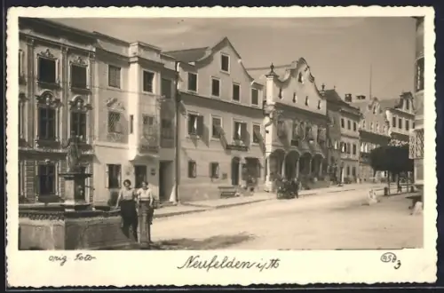 AK Neufelden i. M., Ortspartie mit Frauen am Brunnen