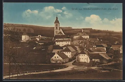 AK Niederwaldkirchen /Ob.-Öst., Strassenpartie mit Kirche