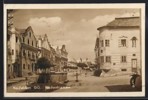 AK Neufelden /O. Ö., Reichsstrasse mit Brunnen