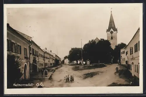 AK Hellmonsödt, Strassenpartie im Ortskern mit Kirche