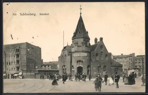 AK Schöneberg, Bahnhof mit Passanten