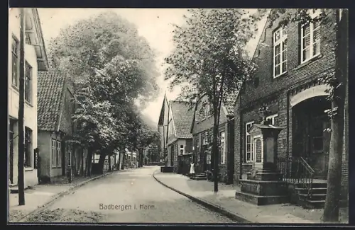AK Badbergen i. Hann, Strassenpartie mit Gebäudeansicht