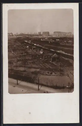 Foto-AK Berlin-Friedenau, Kleingärten und Gewerke an der Ringbahn Detmolder Strasse, ca. 1910