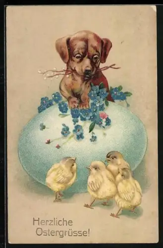 Künstler-AK Dackel lehnt sich auf ein Osterei und schaut zu Osterküken, Herzliche Ostergrüsse