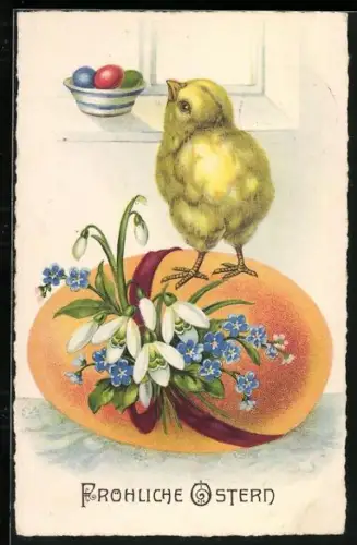 Künstler-AK Osterküken steht auf einem Osterei und blickt zum Fenster hinaus, Fröhliche Ostern