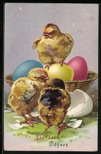 Künstler-AK Drei Osterküken mit einem Korb voller Ostereier, Joyeuses Paques