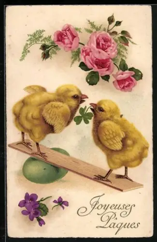 Künstler-AK Zwei Osterküken auf einer Wippe mit Rosen und Klee, Joyeuses Paques