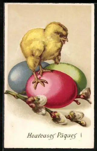 Künstler-AK Ein Osterküken sitzt auf Ostereiern mit Weidenkätzchen, Heureuses Paques