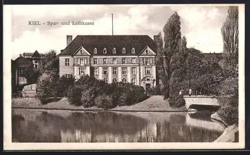 AK Kiel, Spar- u. Leihkasse mit Brücke, gesehen vom Wasser