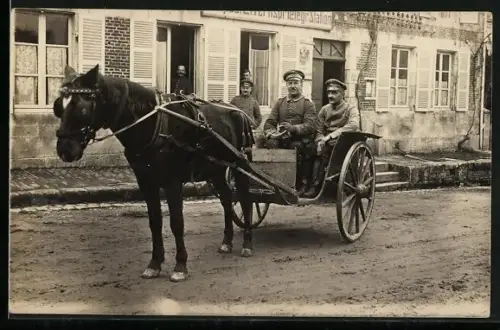 Foto-AK Soldaten in Pferdekutsche vor einem Gasthaus, 1. WK