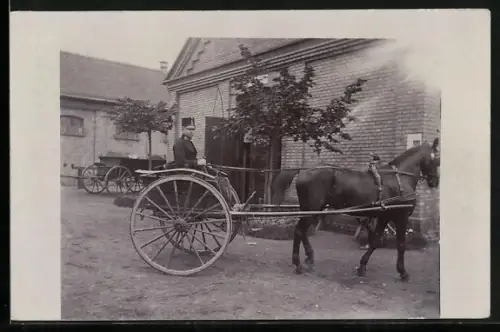 Foto-AK Soldat in Pferdekutsche vor einem Stallgebäude