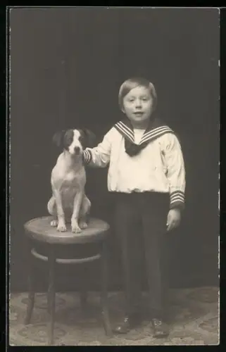 Foto-AK Knabe im Matrosenanzug mit einem kleinen Hund