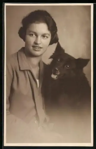 Foto-AK Junge Dame mit einem schwarzen Hund, Portrait